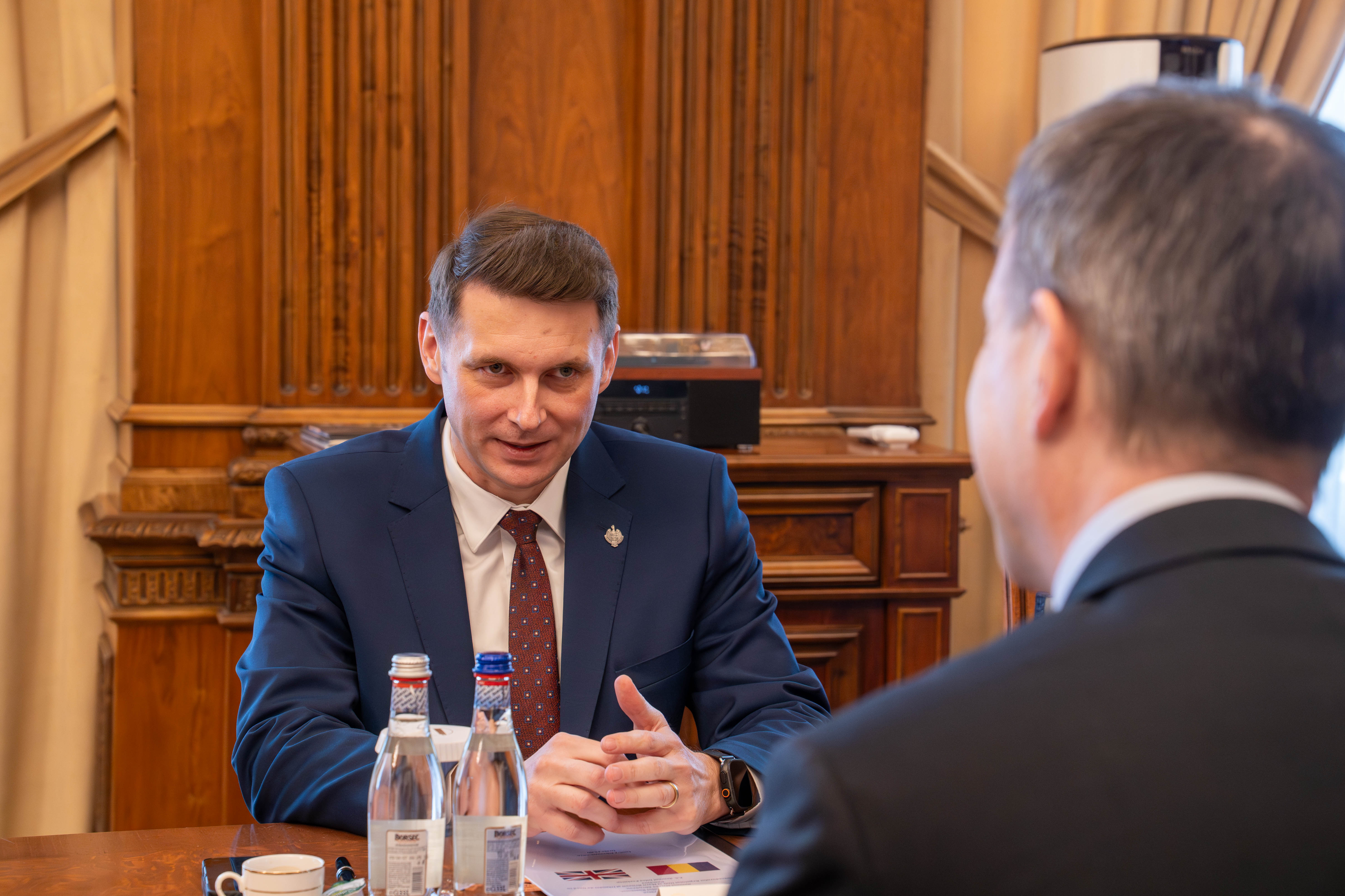 Primirea ambasadorului Regatului Unit al Marii Britanii și Irlandei de Nord, E.S. Giles Portman, de către președintele Senatului României, Mircea Abrudean